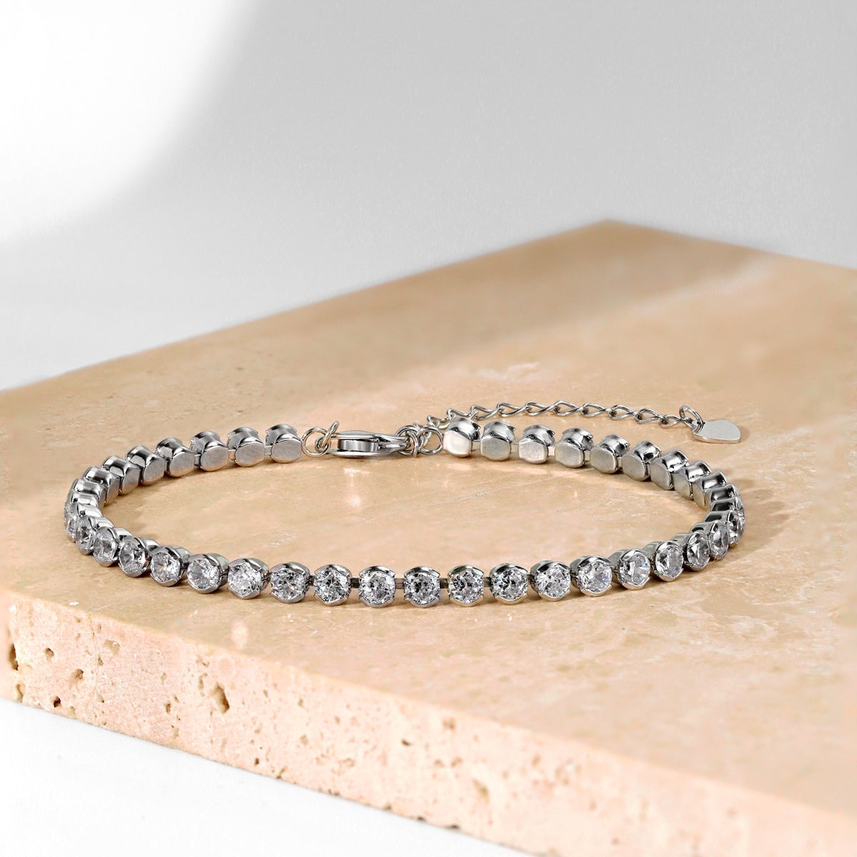 [Nova Jewelry]Ornate  Sparkling Round Cut Daily Bracelet