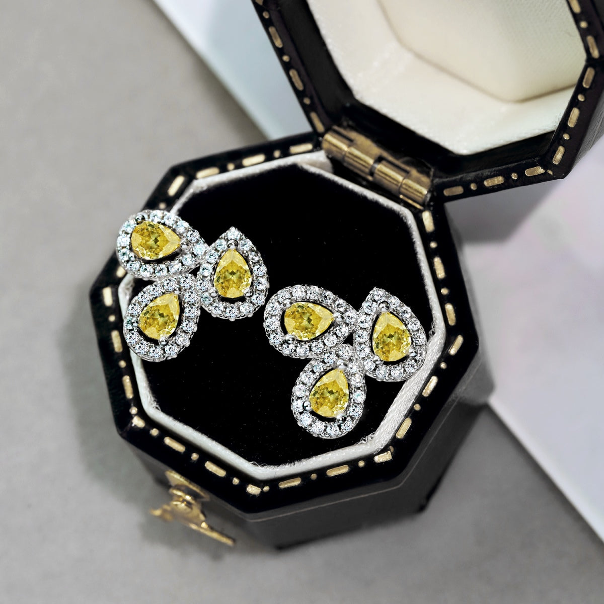 [Nova Jewelry]Ornate Flower Shape Pear Cut Lover Earrings