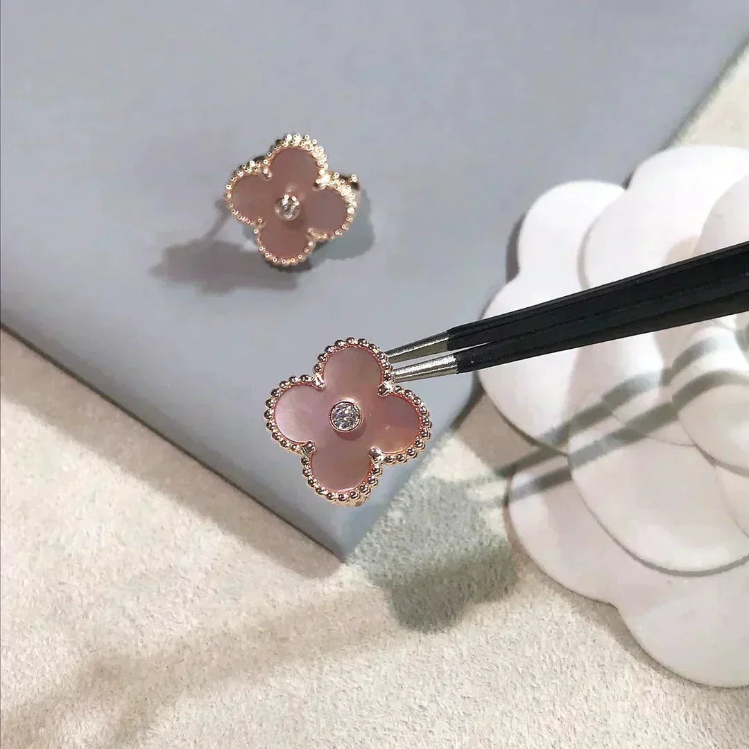 [BLUE TEARS]CLOVER MEDIUM 1 MOTIFS  PINK MOP DIAMOND EARRINGS