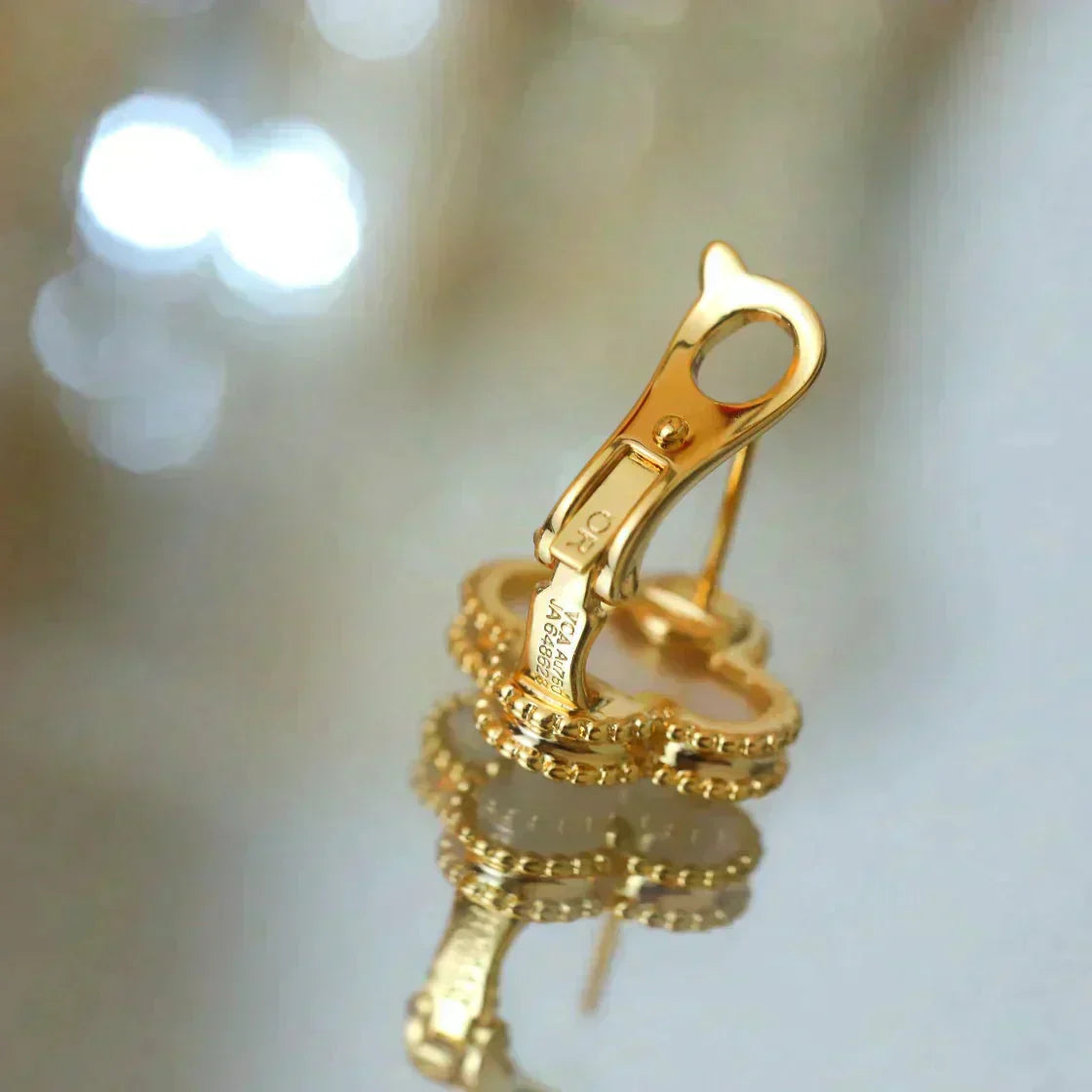 [BLUE TEARS]CLOVER MEDIUM 1 MOTIFS  WHITE MOP STUD EARRINGS