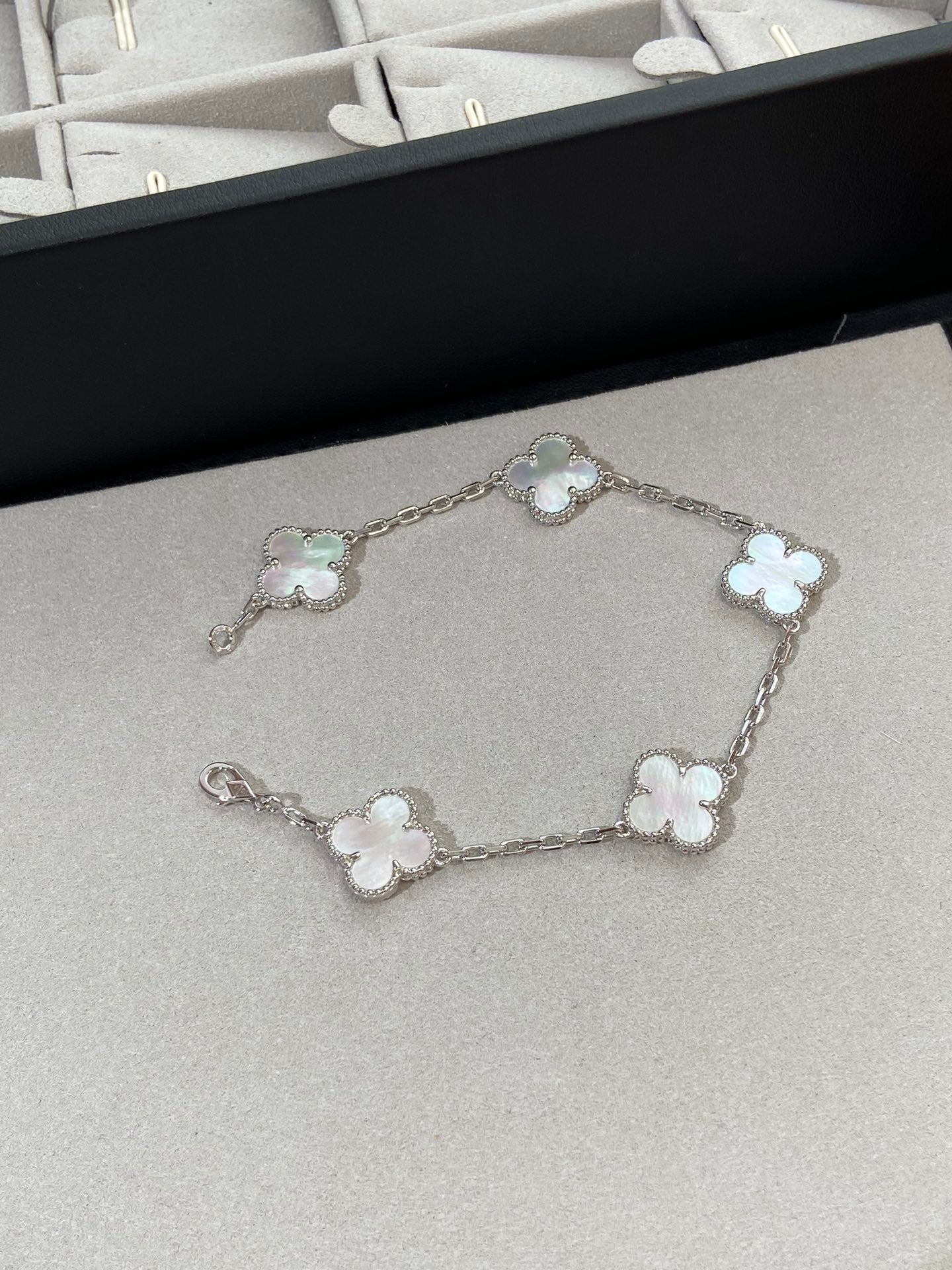 [BLUE TEARS]CLOVER WHITE PEARL MOP 5 MOTIF BRACELET COLLECTION