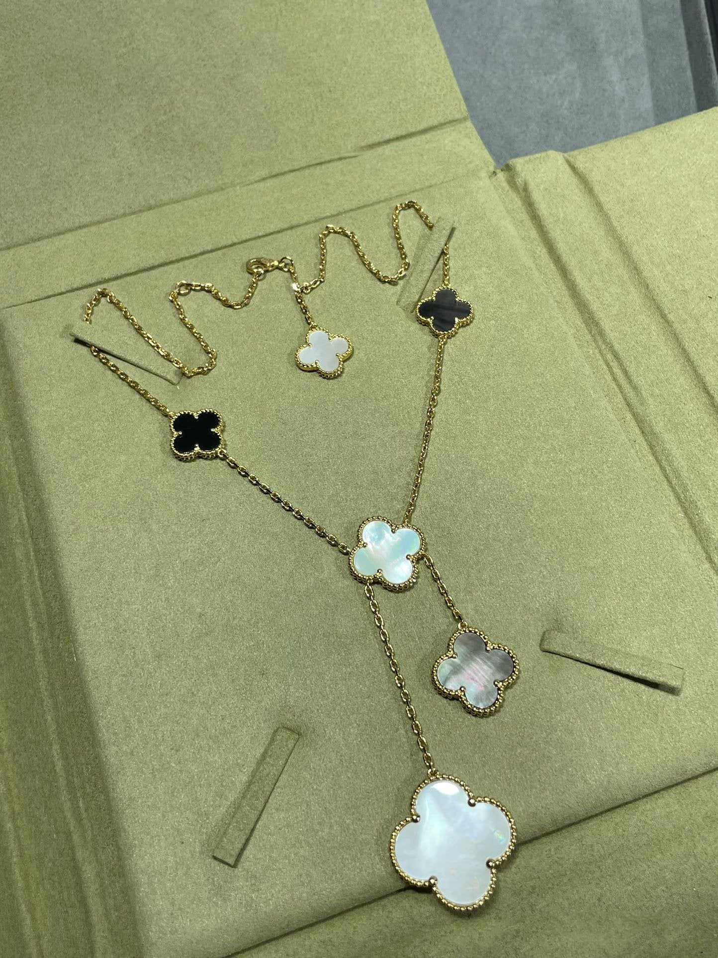 [BLUE TEARS]CLOVER 6 MOTIF MOP ONYX GOLD NECKLACE