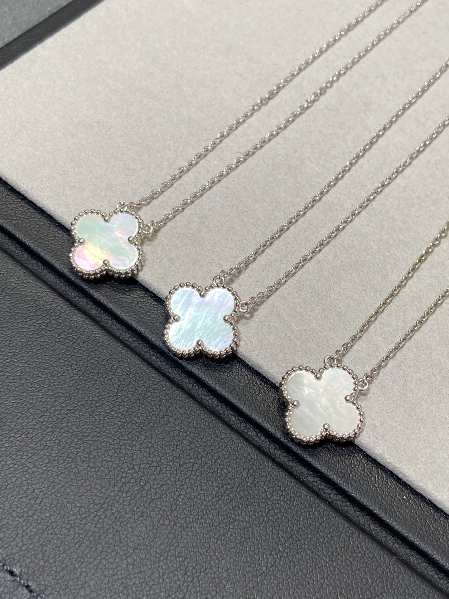[BLUE TEARS]CLOVER MEDIUM SILVER WHITE MOP NECKLACE